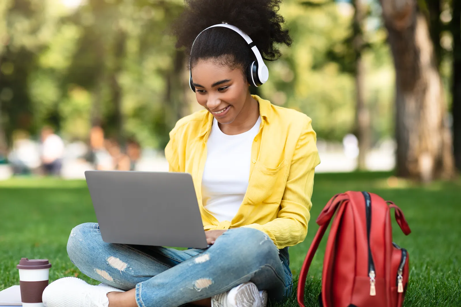 Student die een les volgt op een laptop met koptelefoon