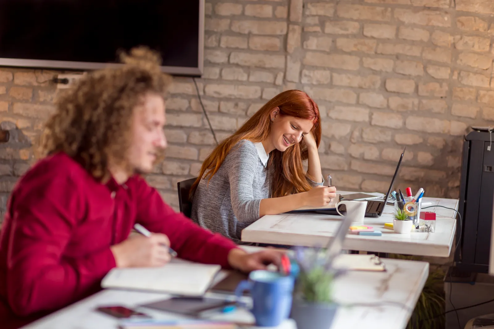 Studenten die samen een les volgen op een laptop