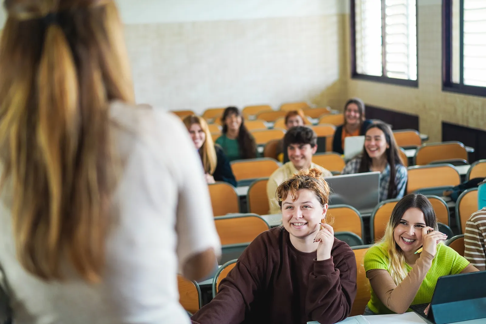Docent die samen met studenten werk naloopt tijdens de les
