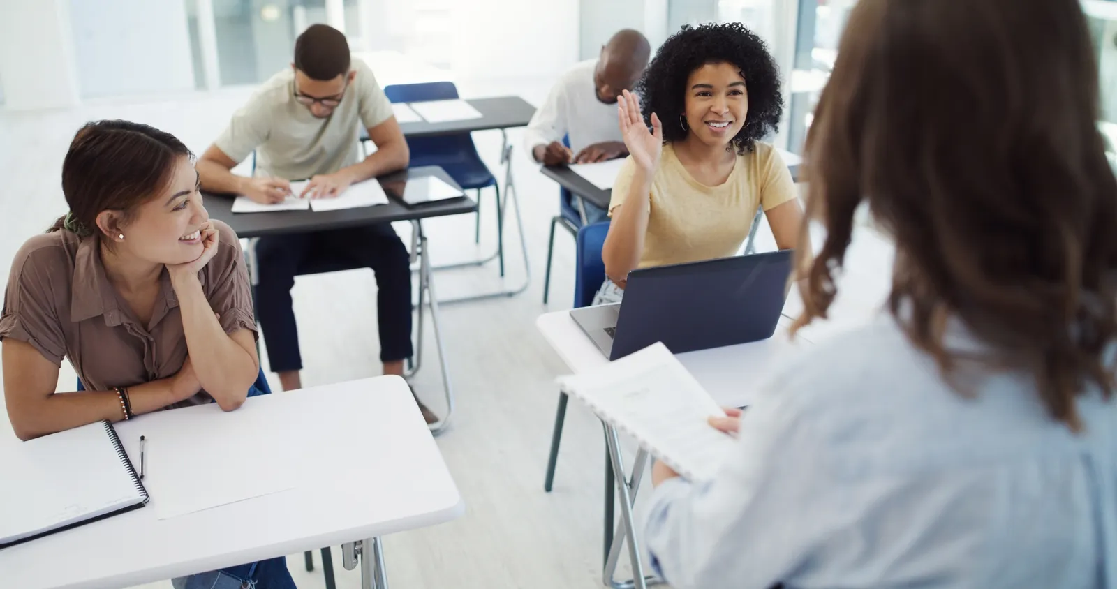 Universitaire studenten die actief meedoen en interacteren tijdens een les