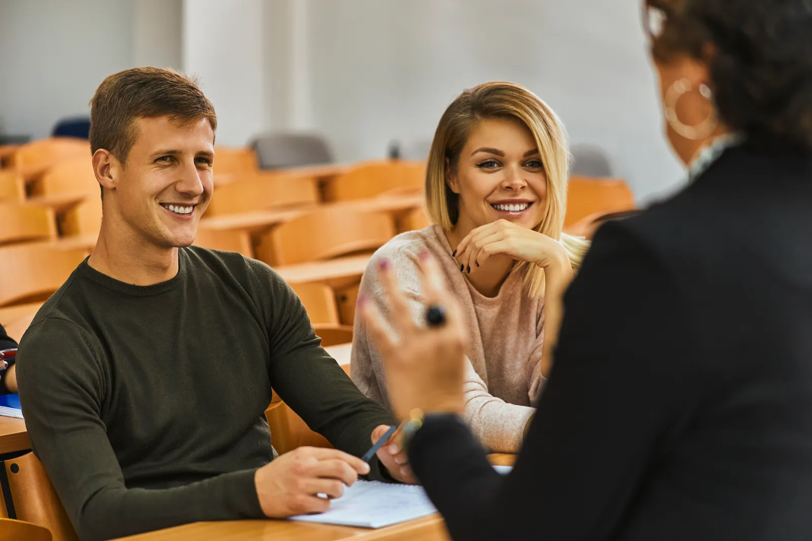 Studenten en een docent samen in een universiteitsaula