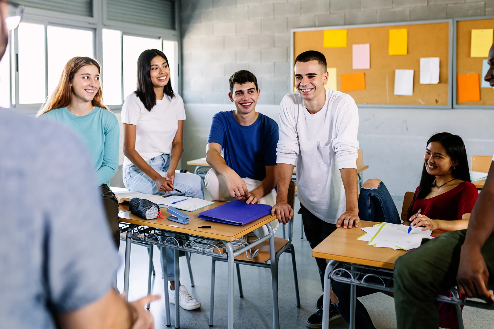 Lachende studenten samen in een vrolijk klaslokaal