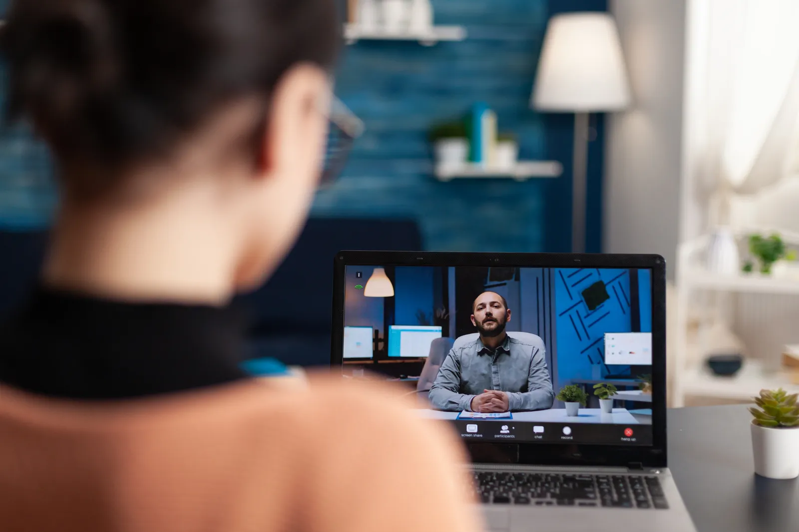 Professional die een interactieve sessie voorbereidt tijdens een remote meeting