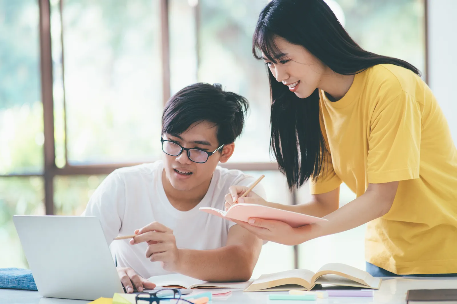 Studenten op de campus die een klasgenoot helpen bij te komen na de les